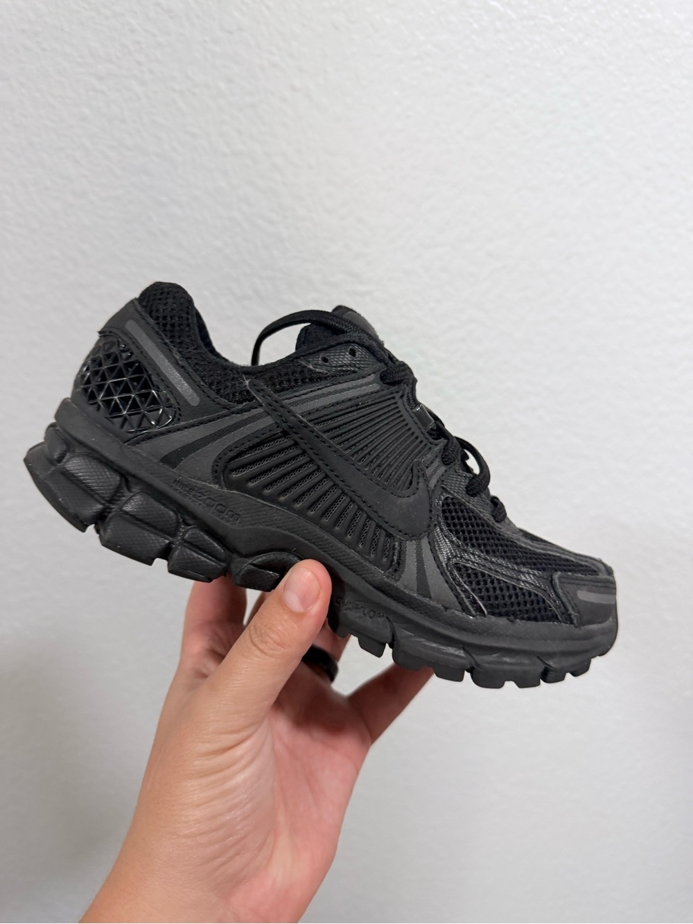 Nike black Vomero 5